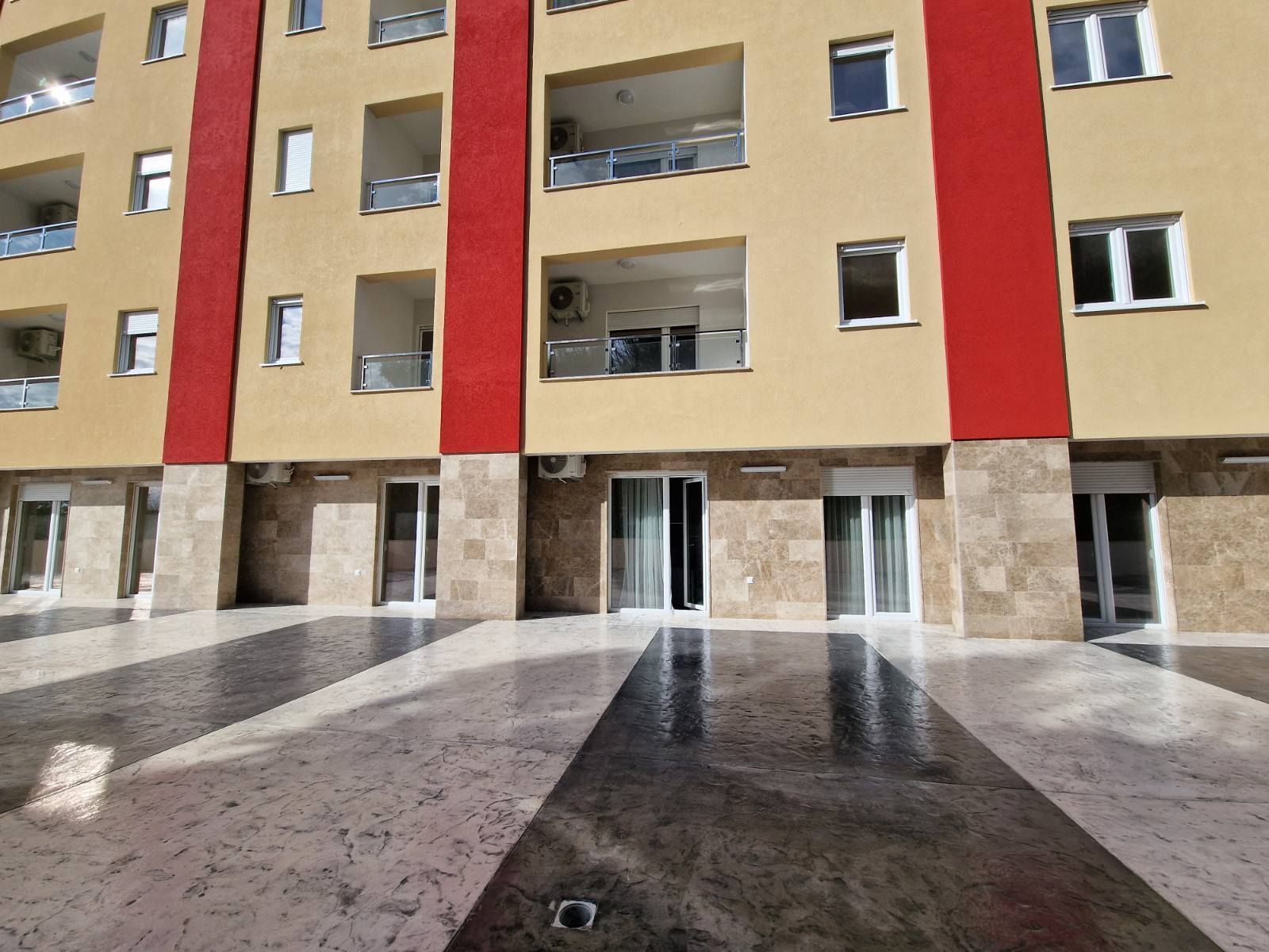 amforaproperty.com/Nov jednosoban moderno opremljen stan povrsine 45m2 plus terasa od 30m2 ,Becici. NA DUZI PERIOD