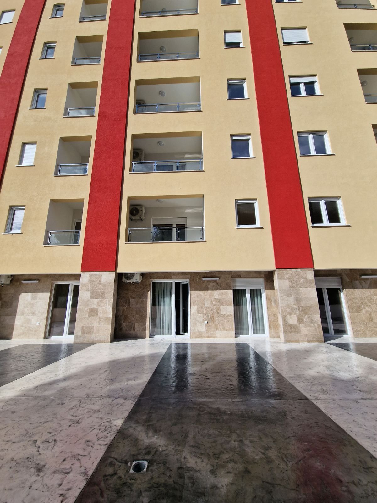 amforaproperty.com/Nov jednosoban moderno opremljen stan povrsine 45m2 plus terasa od 30m2 ,Becici. NA DUZI PERIOD