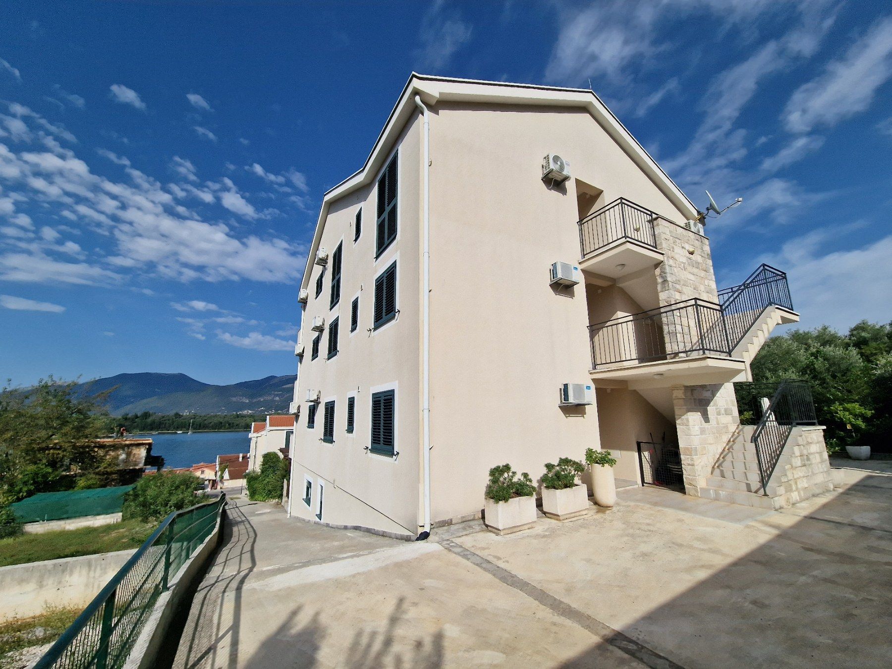 amforaproperty.com/Nov dupleks dvosoban stan 98m2 sa pogledom na more u Ðurasevicima, Tivat