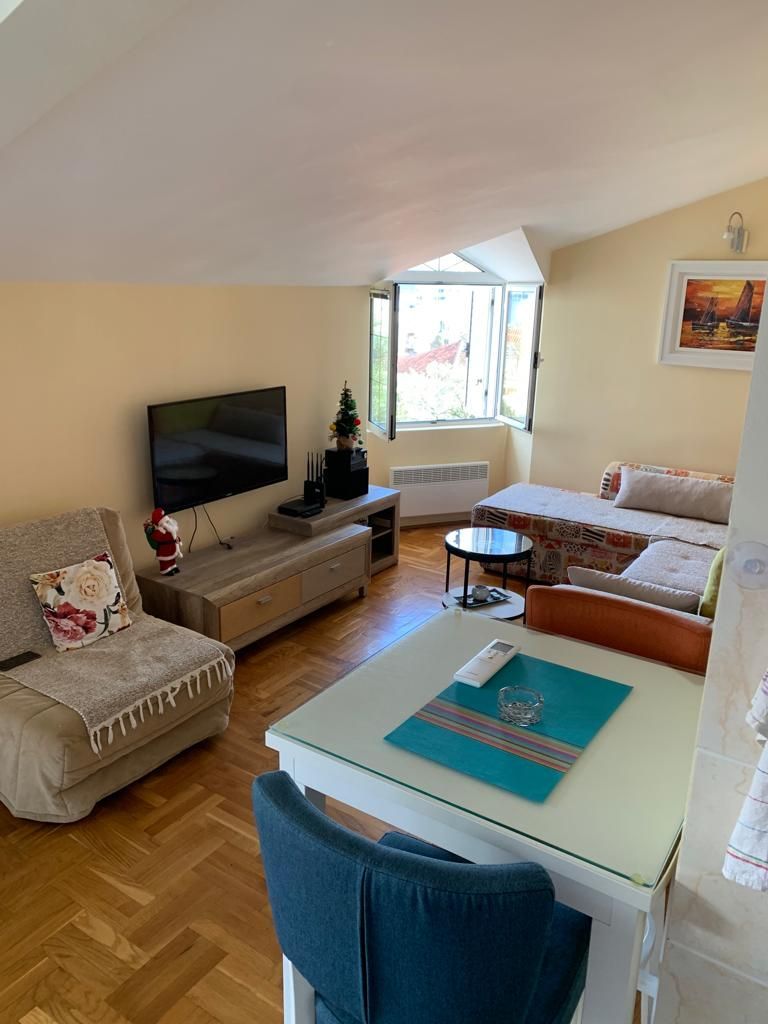 Jednosoban stan sa pogledom na more i grad,Babin Do-Budva. (Na duzi period,dostupan od 01.04.2026) - Amfora Real Estate