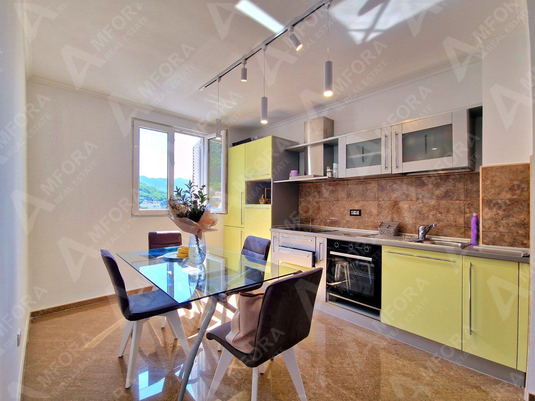 amforaproperty.com/Dvosoban stan sa pogledom na more i grad na odličnoj lokaciji kod hotela Slavije, Budva (Na period do 01.06.2024)