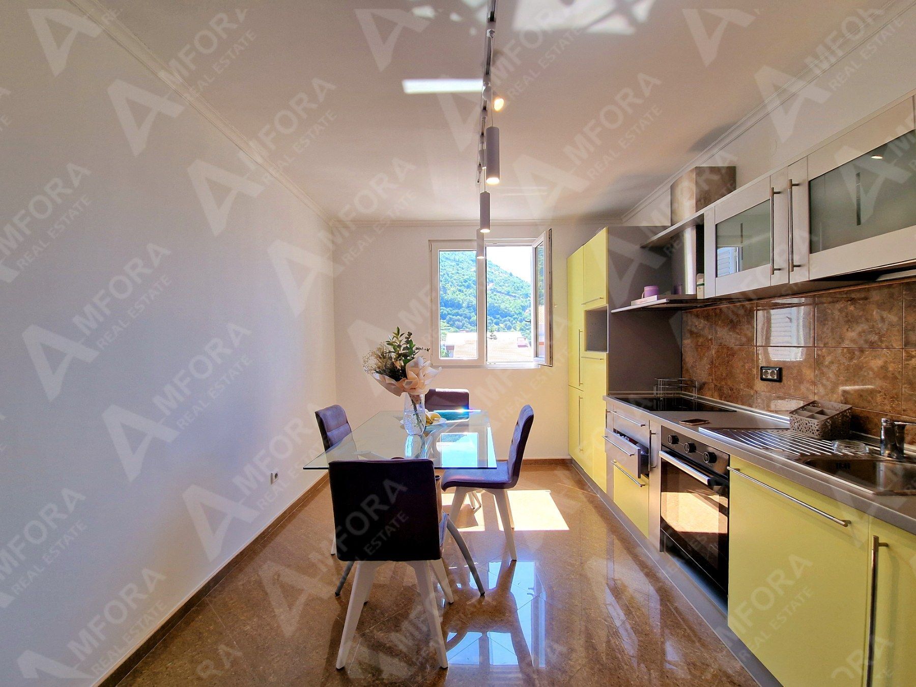 amforaproperty.com/Dvosoban stan sa pogledom na more i grad na odličnoj lokaciji kod hotela Slavije, Budva (Na period do 01.06.2024)