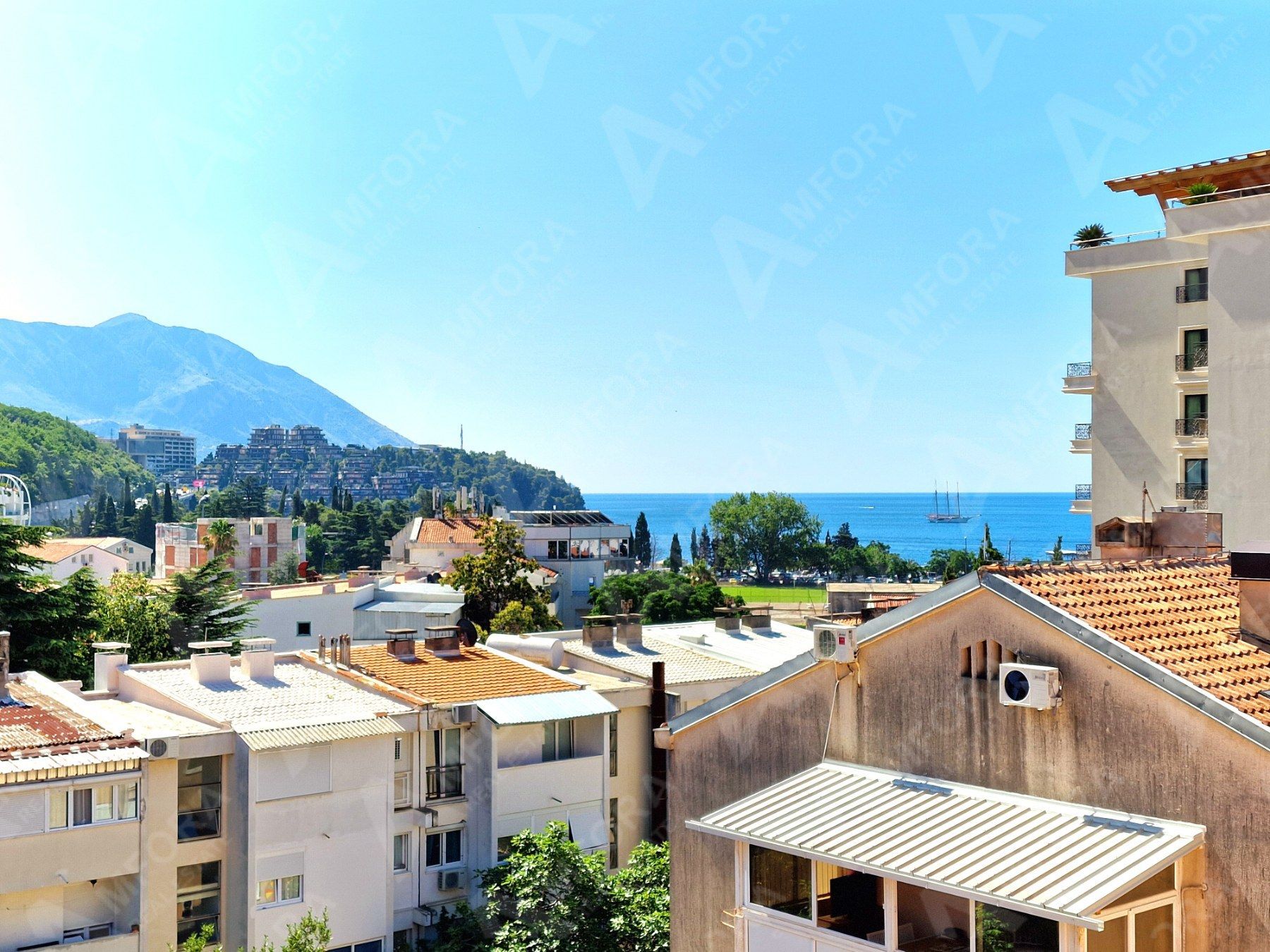 amforaproperty.com/Dvosoban stan sa pogledom na more i grad na odličnoj lokaciji kod hotela Slavije, Budva (Na period do 01.06.2024)