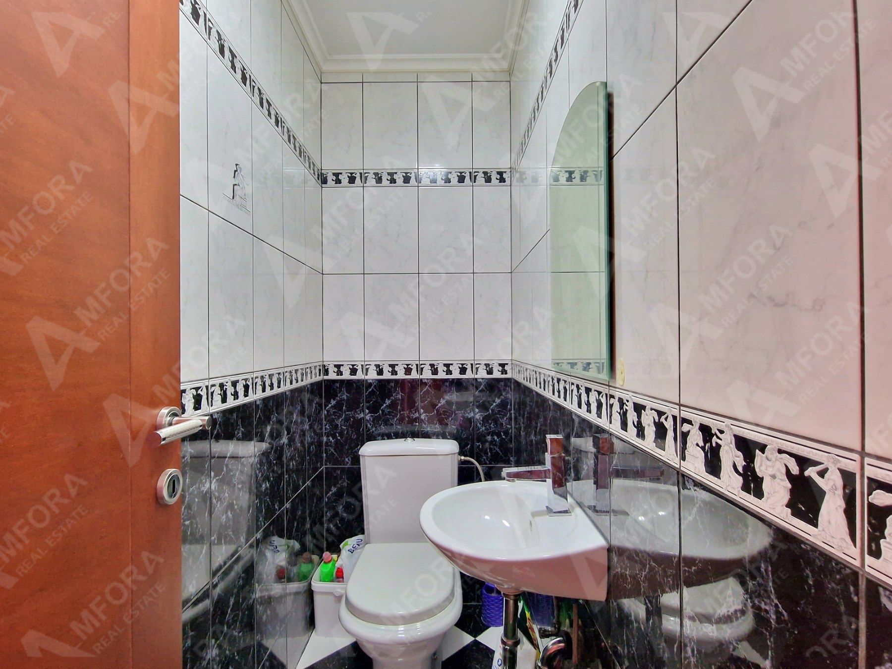 amforaproperty.com/Dvosoban stan sa pogledom na more i grad na odličnoj lokaciji kod hotela Slavije, Budva (Na period do 01.06.2024)