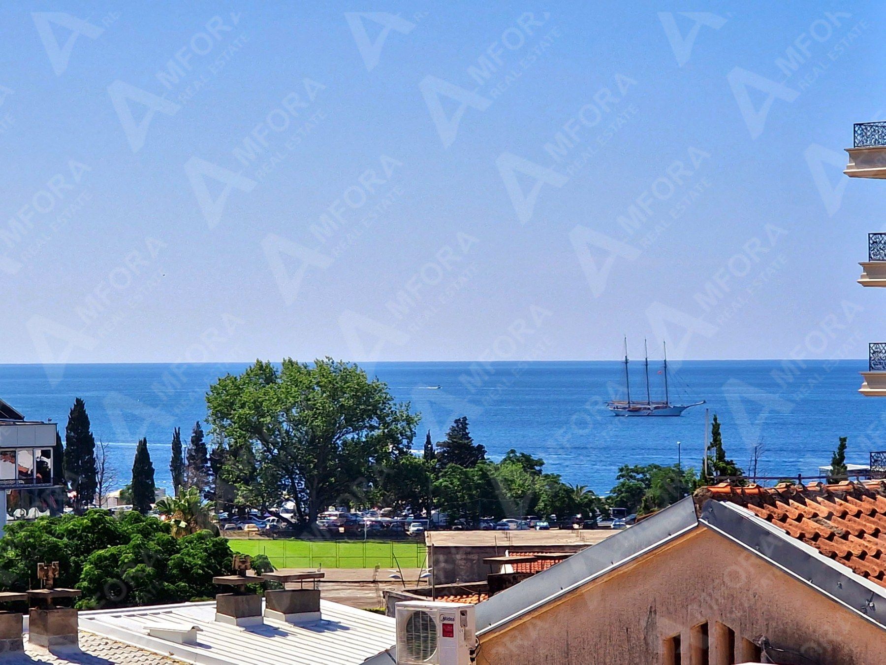 amforaproperty.com/Dvosoban stan sa pogledom na more i grad na odličnoj lokaciji kod hotela Slavije, Budva (Na period do 01.06.2024)