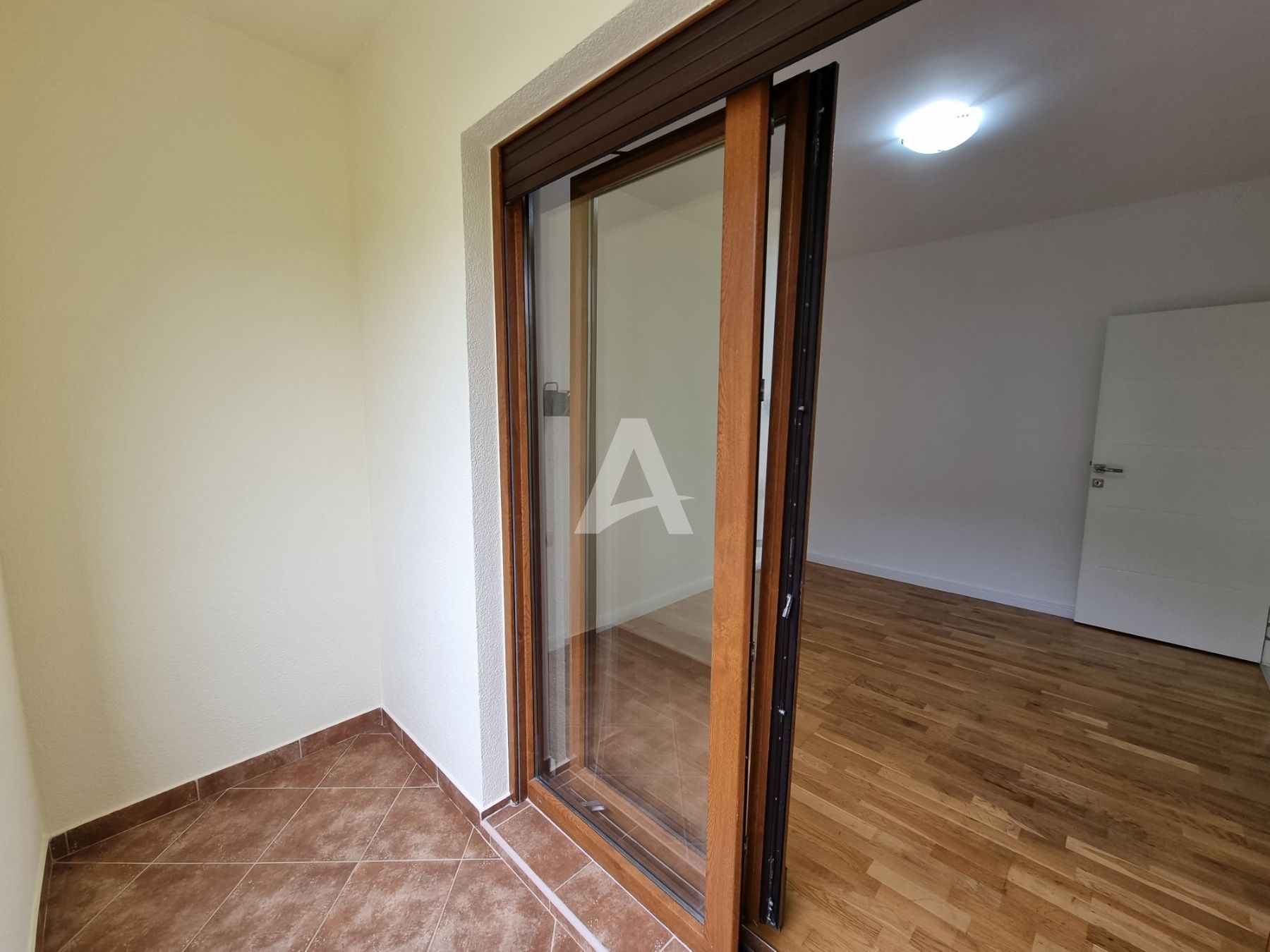 amforaproperty.com/Nov jednosoban stan 65m2 u tihom delu Budve (Podmaine)