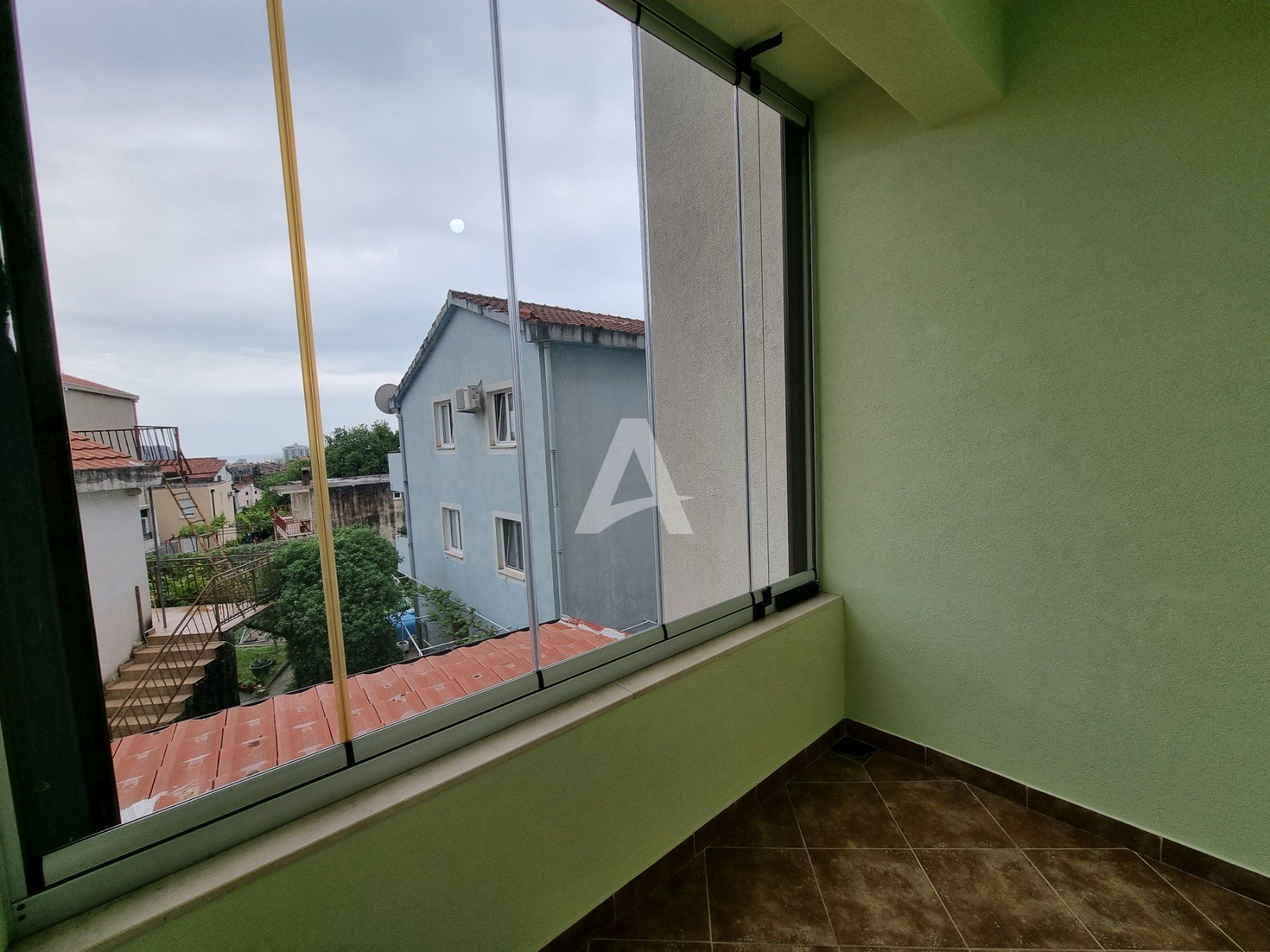 amforaproperty.com/Nov jednosoban stan 65m2 u tihom delu Budve (Podmaine)