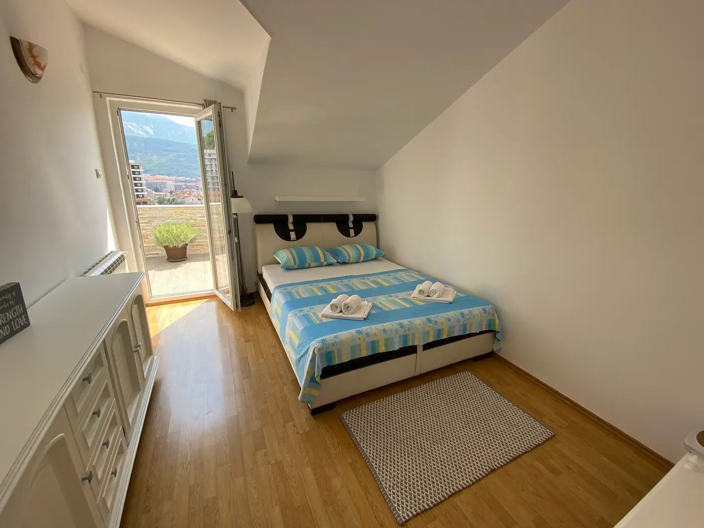 amforaproperty.com/Dvosoban stan sa pogledom na more i grad,Budva (na period od 01.10.2024 do 01.06.2025)