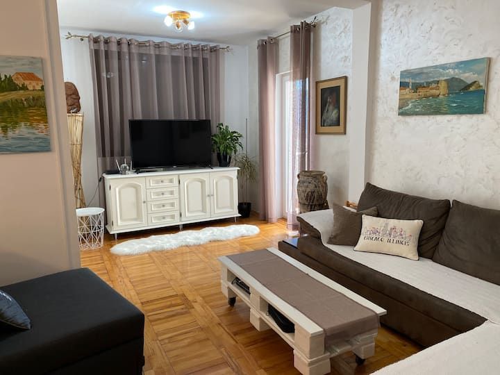 Namešten trosoban stan 80 m² sa pogledom na more i grad – Budva | Izdavanje na period od od 01.10.2026. - Amfora Real Estate