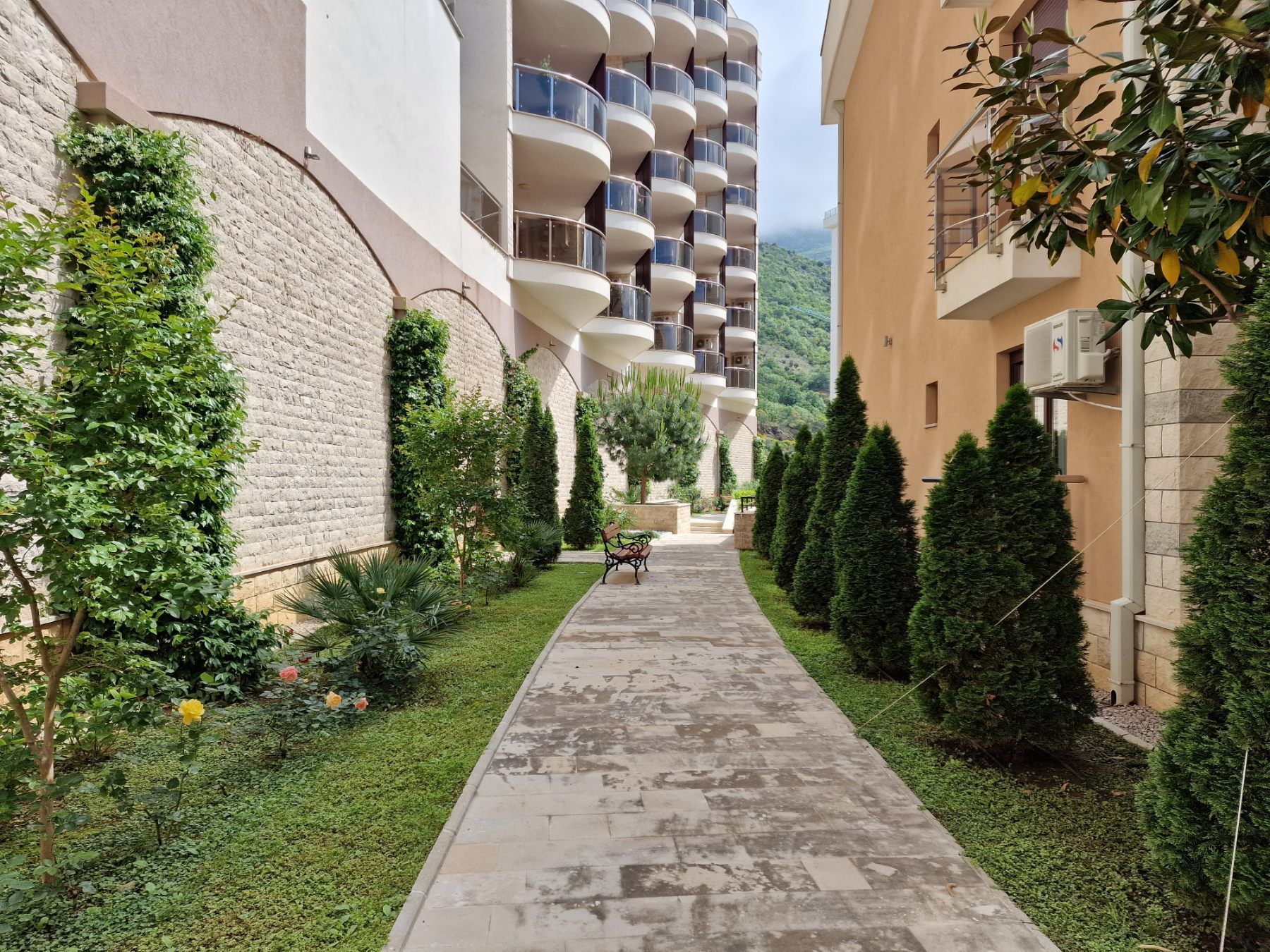 amforaproperty.com/Luksuzan dvosoban stan sa pogledom na more i garaznim mestom ukljucenim u cenu, Anatolia- Bečići (NA DUZI VREMENSKI PERIOD)