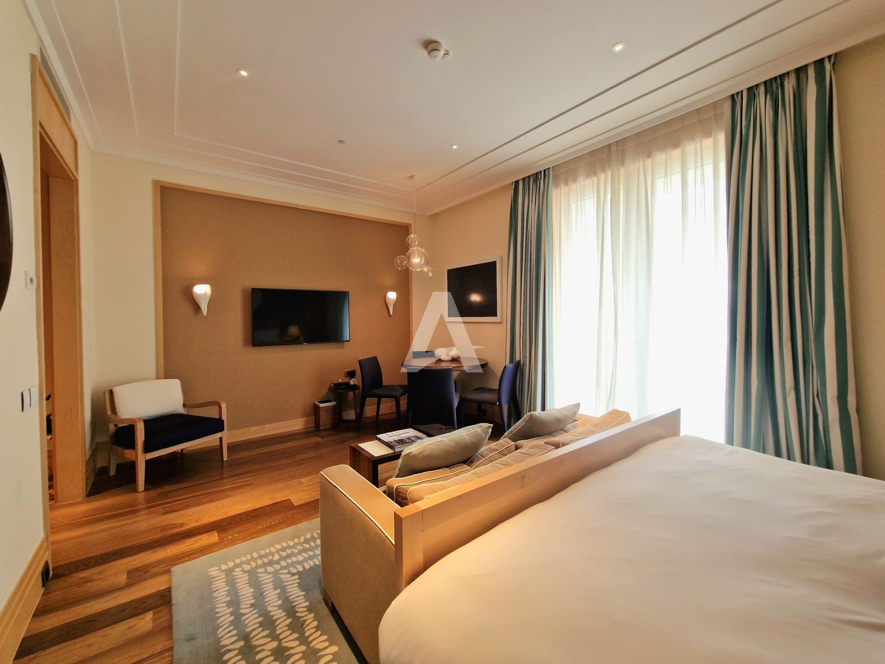 amforaproperty.com/Prodaje se luksuzan apartman površine 42m² smešten u hotelu Regent ,Porto Montenegro.