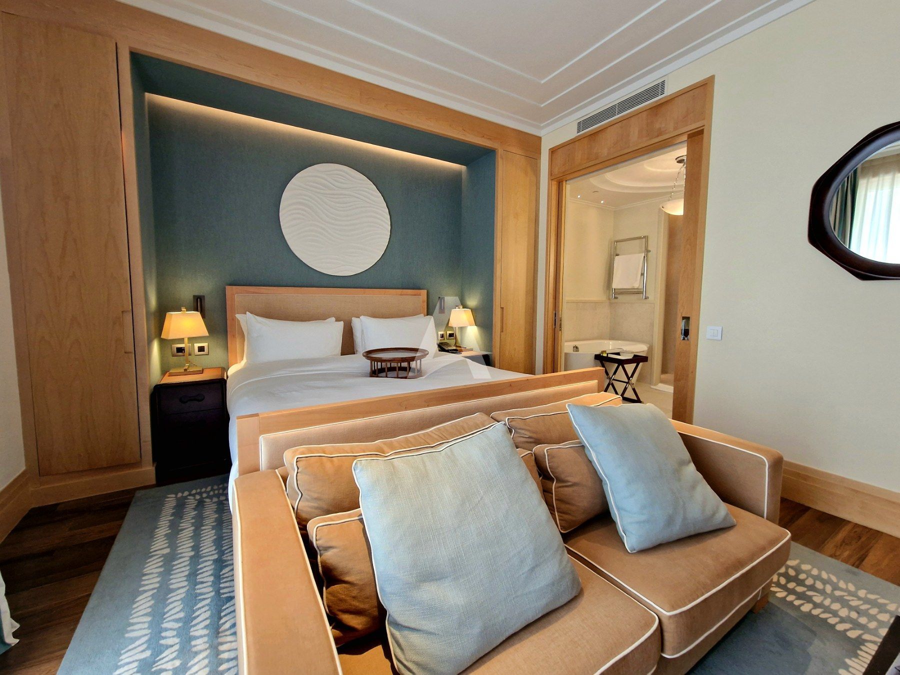amforaproperty.com/Prodaje se luksuzan apartman površine 42m² smešten u hotelu Regent ,Porto Montenegro.