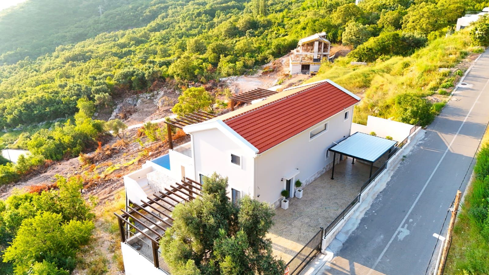 amforaproperty.com/ZA PRODAJU LUKSUZNA VILA SA BAZENOM, TERETANOM I SAUNOM.