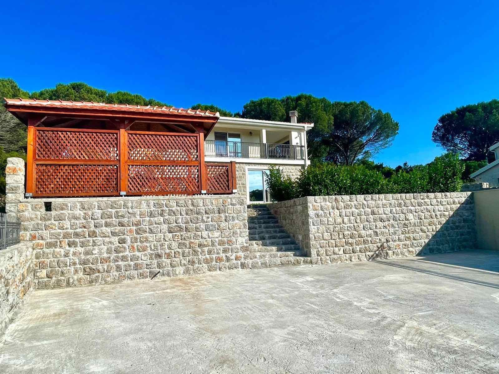 amforaproperty.com/Ekskluzivna vila sa bazenom -Zagora,opština Kotor (na duzi period)