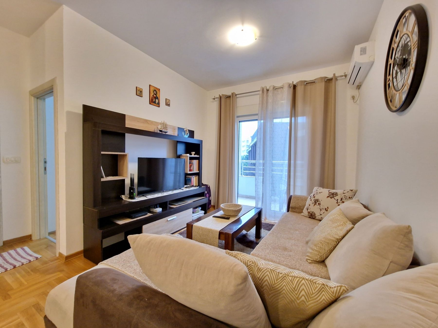 Izdavanje dvosobnog stana sa parking mestom – Budva (na duži period) - Amfora Real Estate