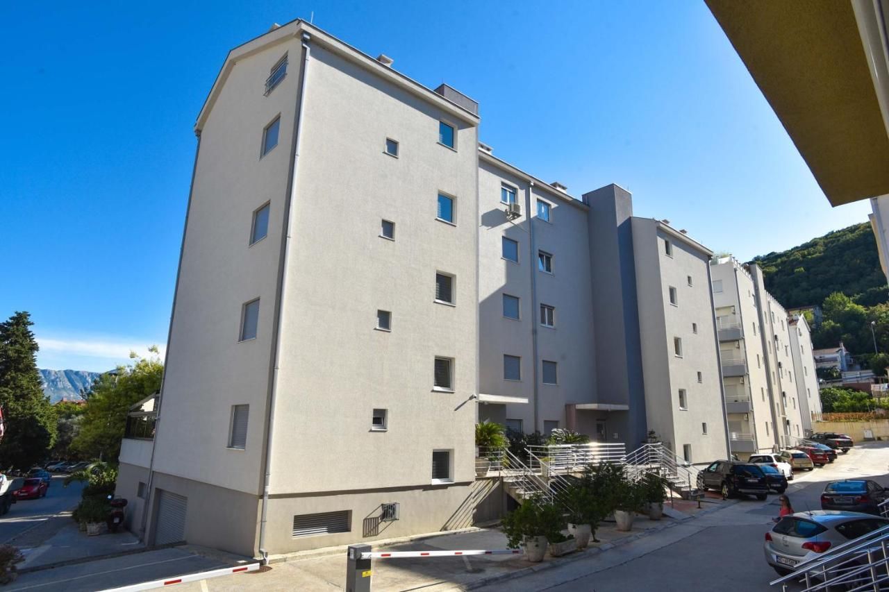 Izdavanje dvosobnog stana sa parking mestom – Budva (na duži period) - Amfora Real Estate