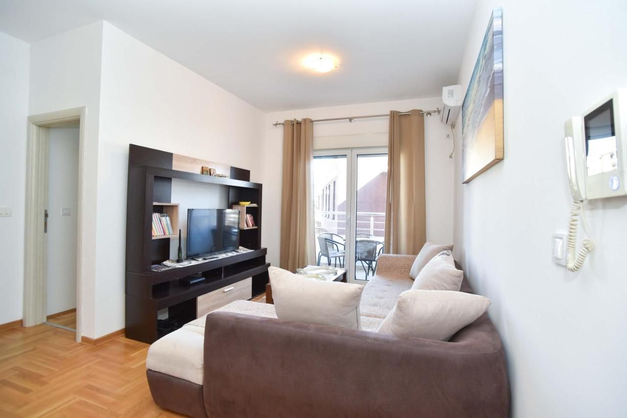 Izdavanje dvosobnog stana sa parking mestom – Budva (na duži period) - Amfora Real Estate