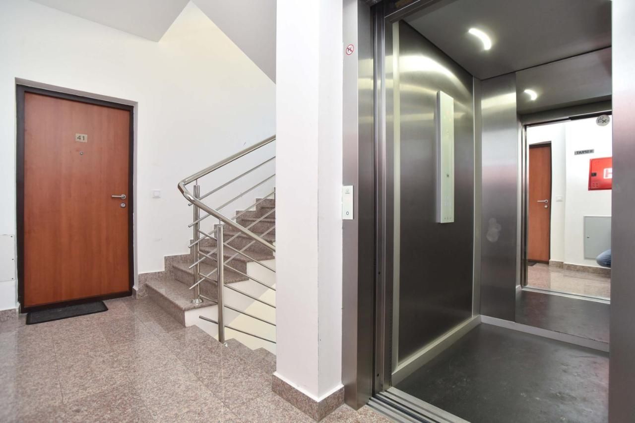 Izdavanje dvosobnog stana sa parking mestom – Budva (na duži period) - Amfora Real Estate