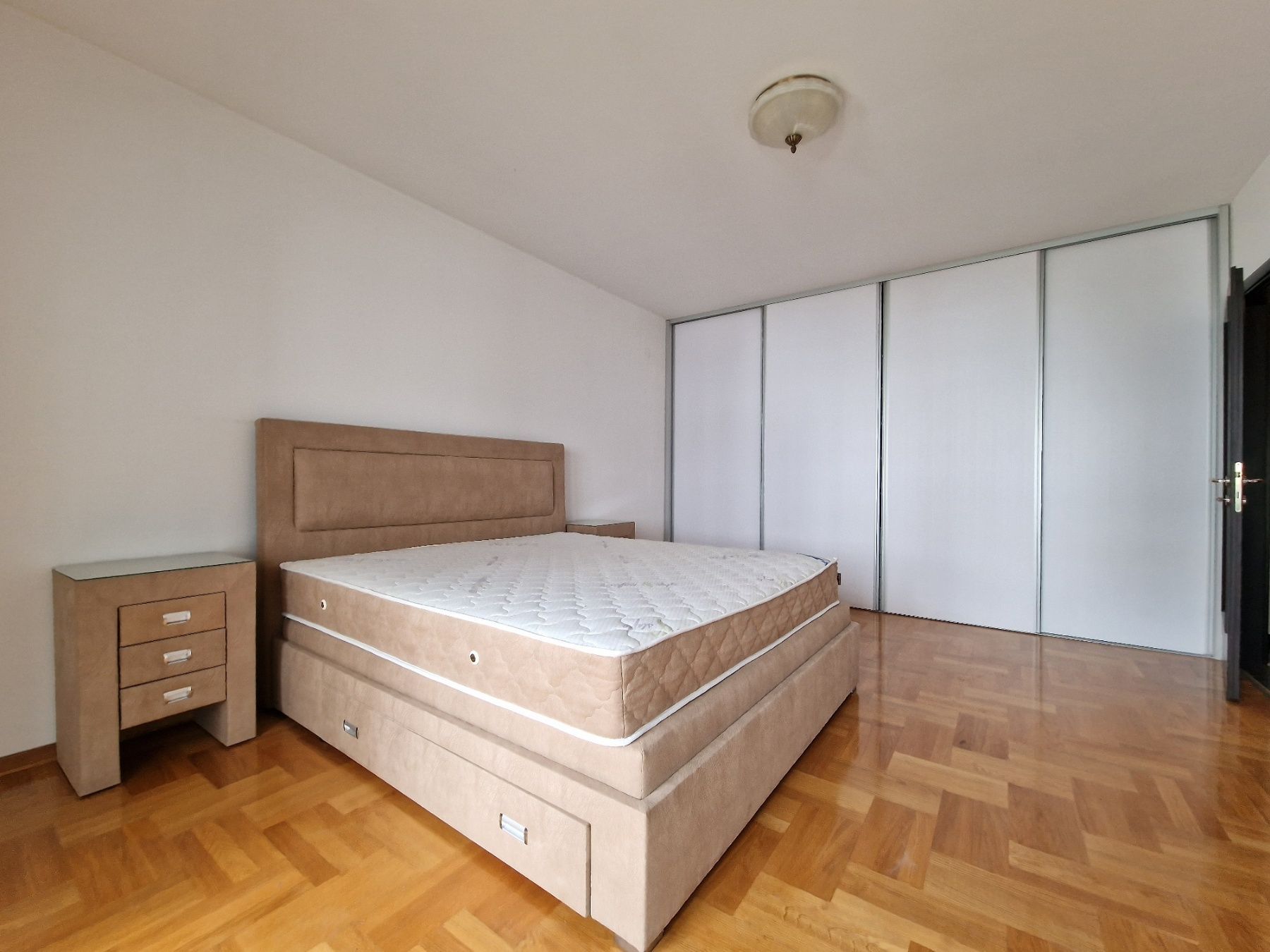 amforaproperty.com/Dvosoban namesten stan 109m2 na atraktivnoj lokaciji u Budvi