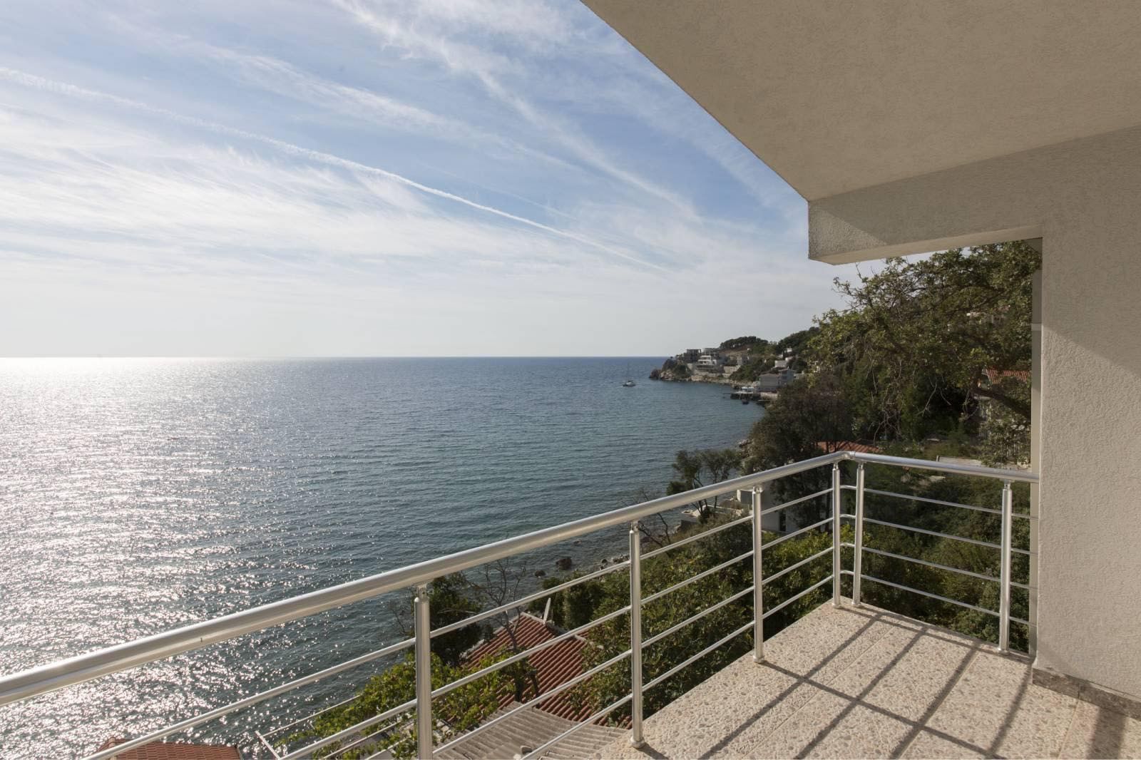 amforaproperty.com/Vila na prvoj liniji mora i panoramskim pogledom u mestu Kruce,Ulcinj