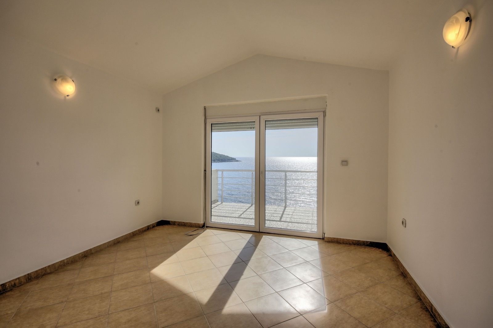 amforaproperty.com/Vila na prvoj liniji mora i panoramskim pogledom u mestu Kruce,Ulcinj