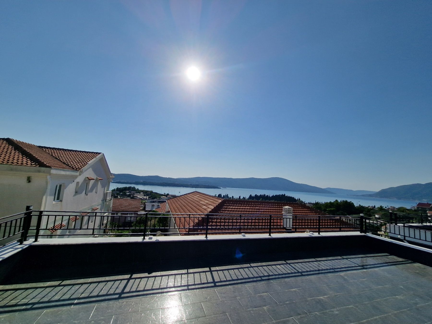 amforaproperty.com/Dvosoban moderno opremljen stan sa pogledom na more ,Tivat