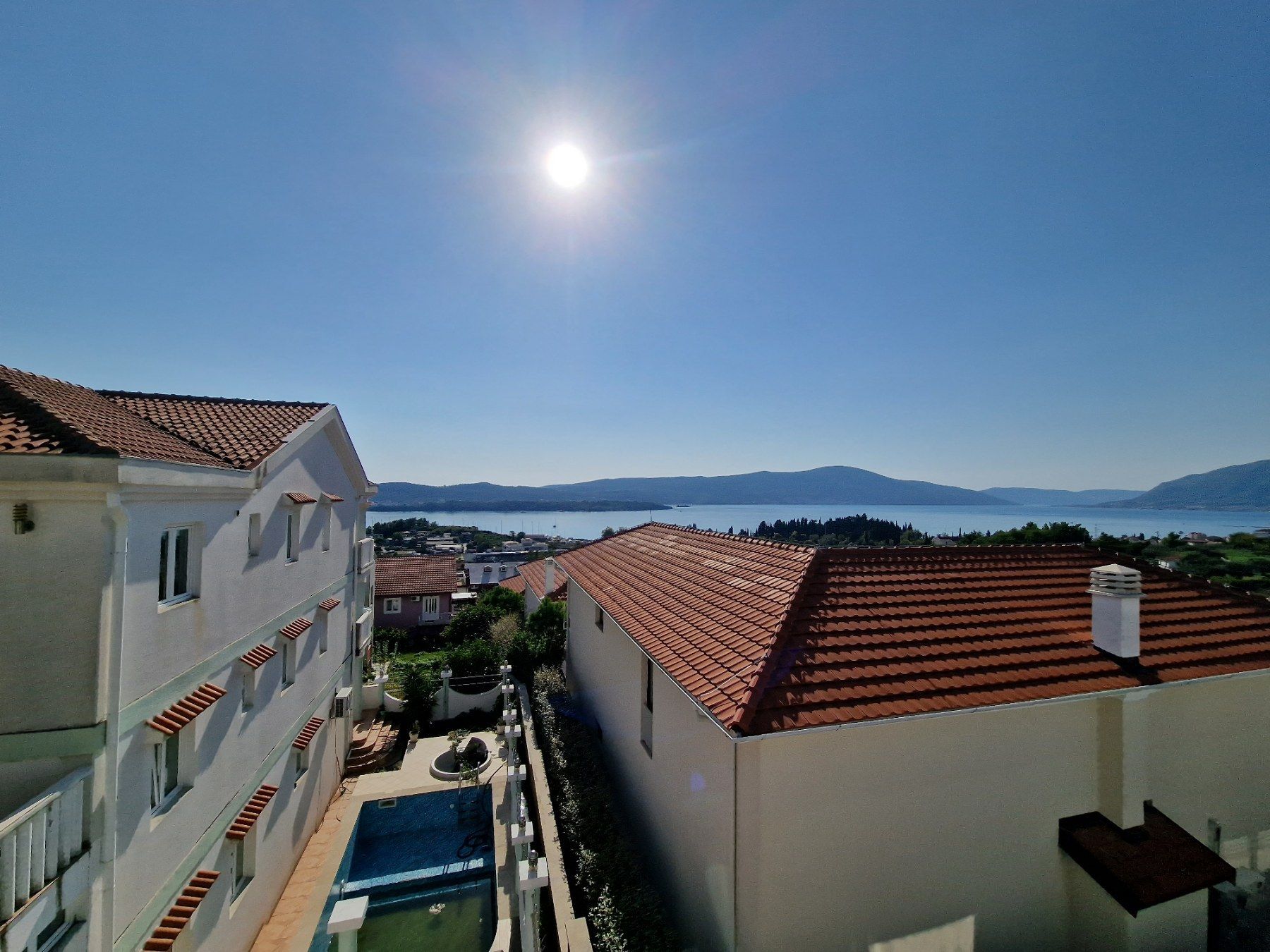 amforaproperty.com/Dvosoban moderno opremljen stan sa pogledom na more ,Tivat