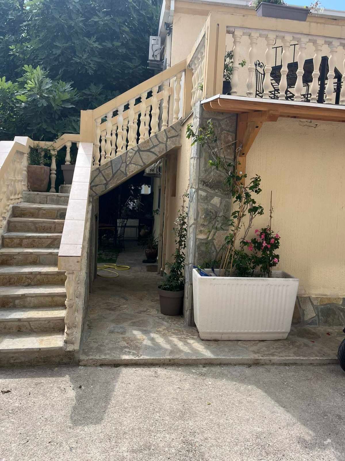 amforaproperty.com/Prostrana kuća u Baru sa 5 zasebnih apartmana