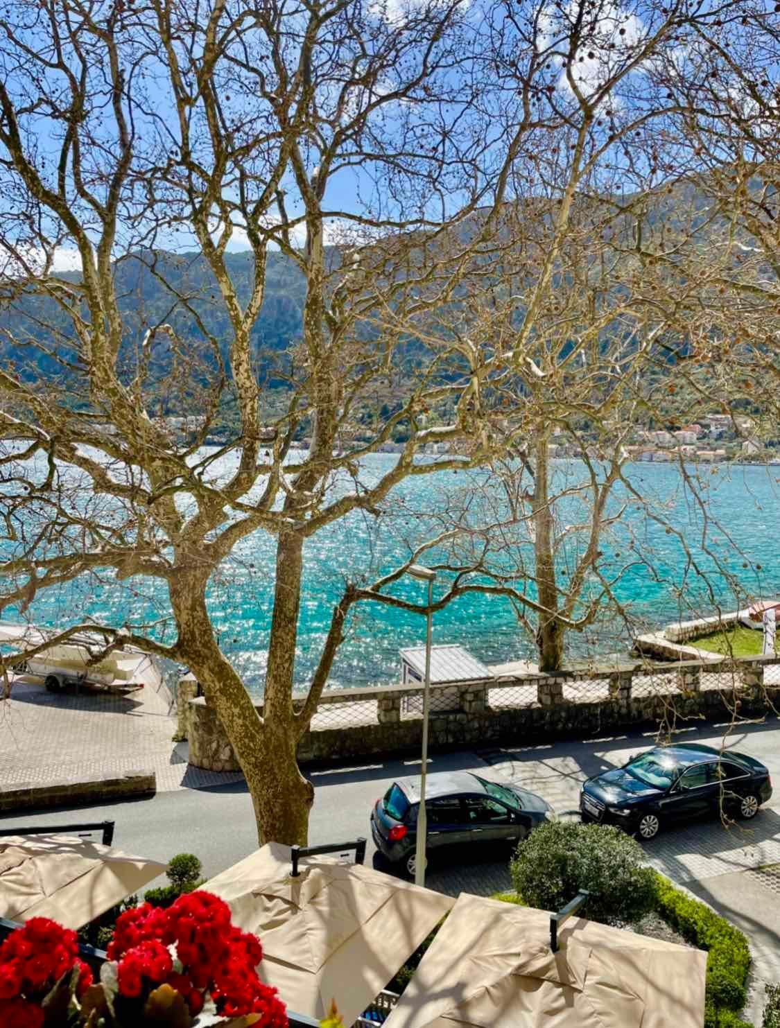 amforaproperty.com/Dvosoban stan s pogledom na more na prvoj liniji do mora u Dobroti, Kotor