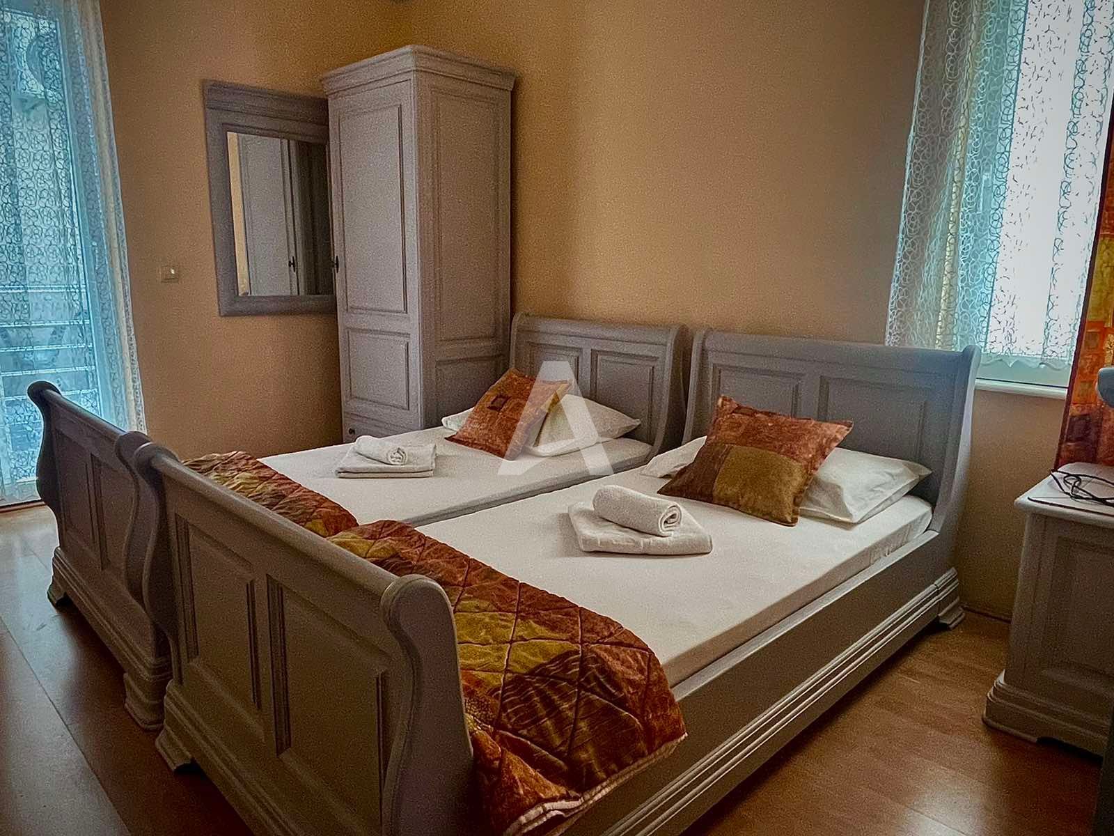 amforaproperty.com/Dvosoban Apartman na Prvoj Liniji do Mora u Rafailovićima (Parking, Odrzavanje i Režije Uključeni u cenu)