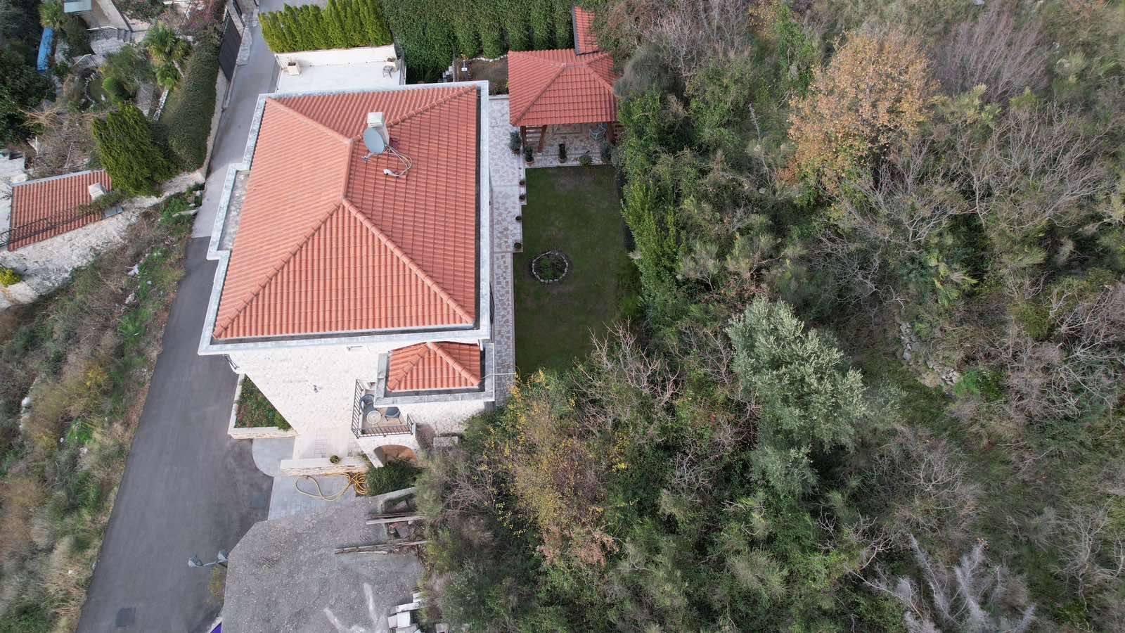 amforaproperty.com/Luksuzna vila sa bazenom i pogledom na more u Rezevicima