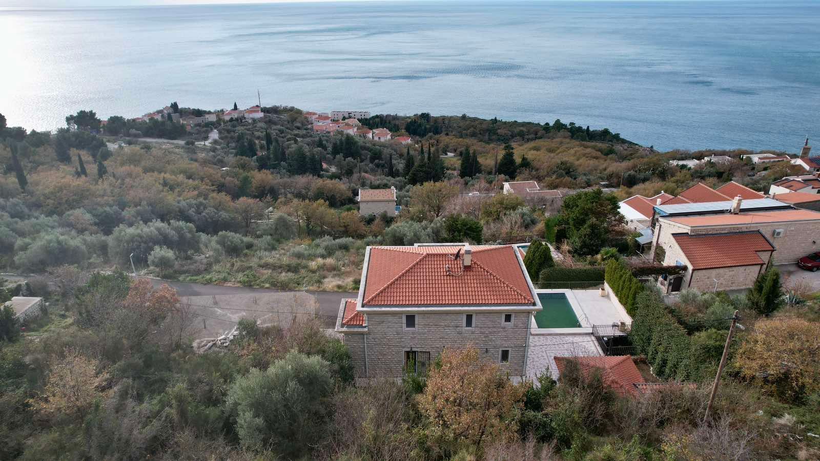 amforaproperty.com/Luksuzna vila sa bazenom i pogledom na more u Rezevicima