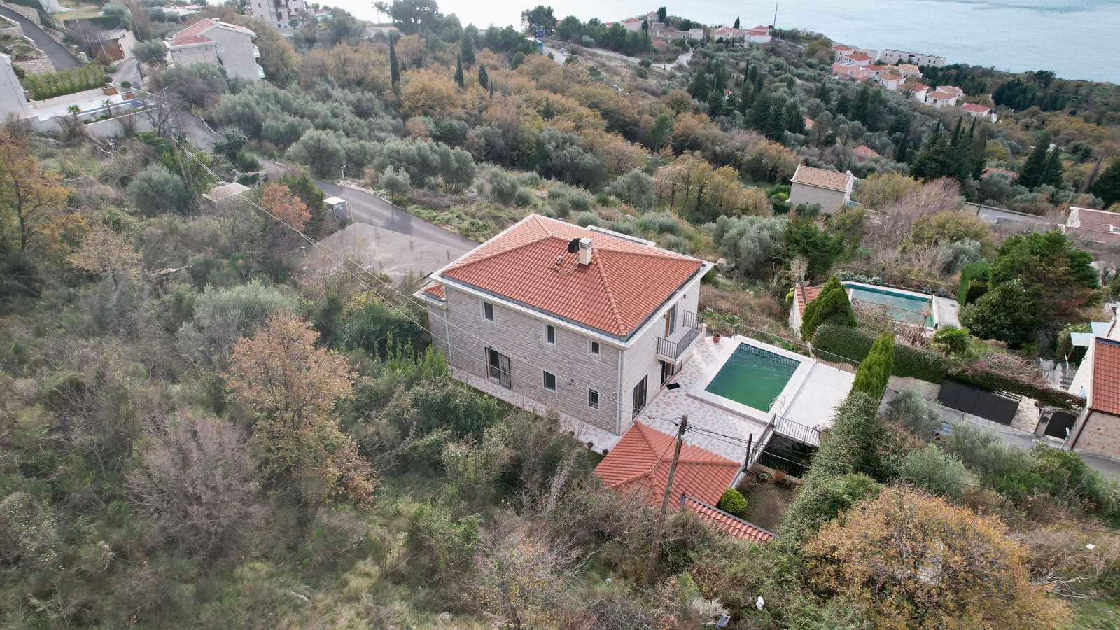 amforaproperty.com/Luksuzna vila sa bazenom i pogledom na more u Rezevicima