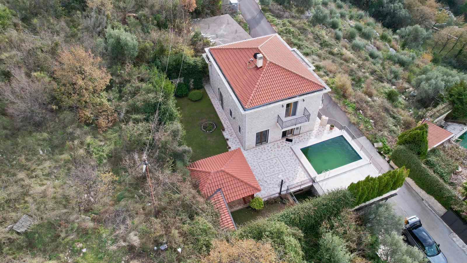 amforaproperty.com/Luksuzna vila sa bazenom i pogledom na more u Rezevicima