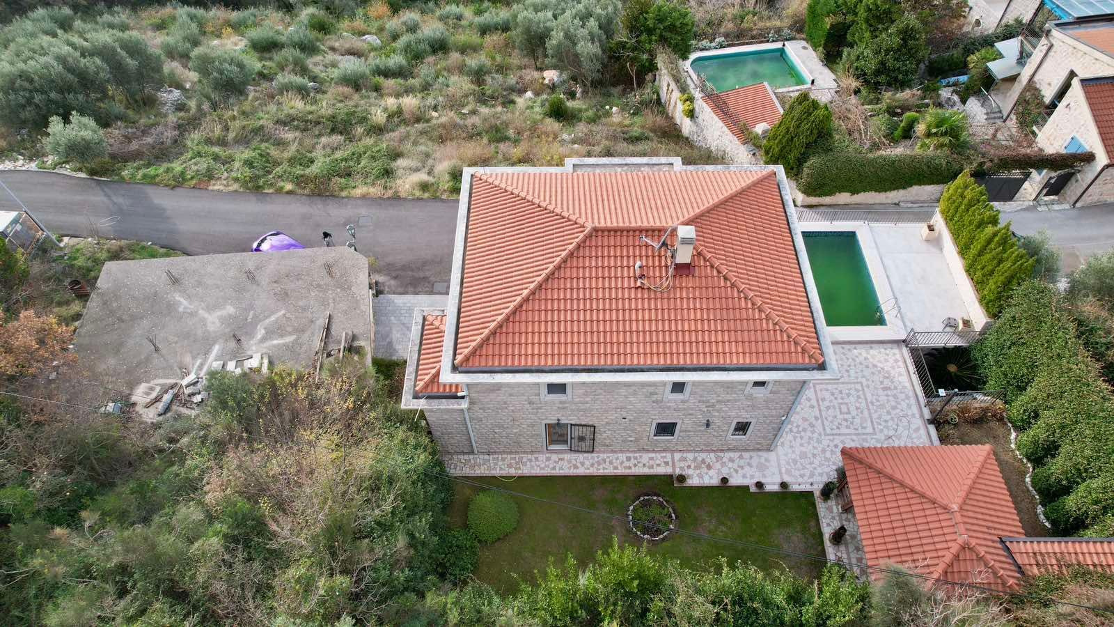 amforaproperty.com/Luksuzna vila sa bazenom i pogledom na more u Rezevicima