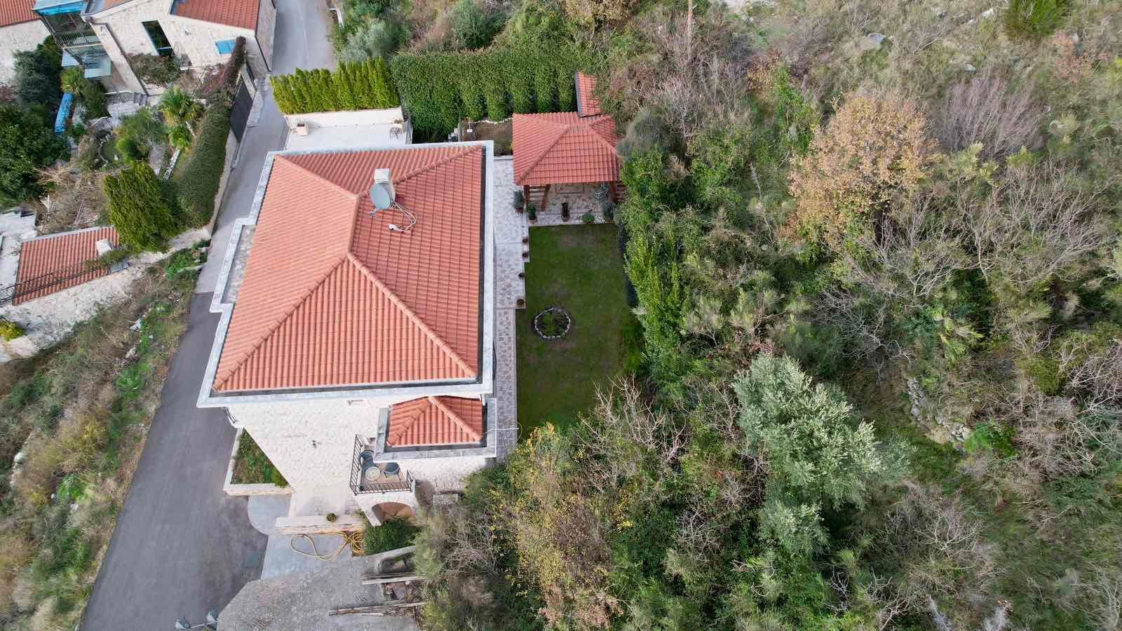 amforaproperty.com/Luksuzna vila sa bazenom i pogledom na more u Rezevicima