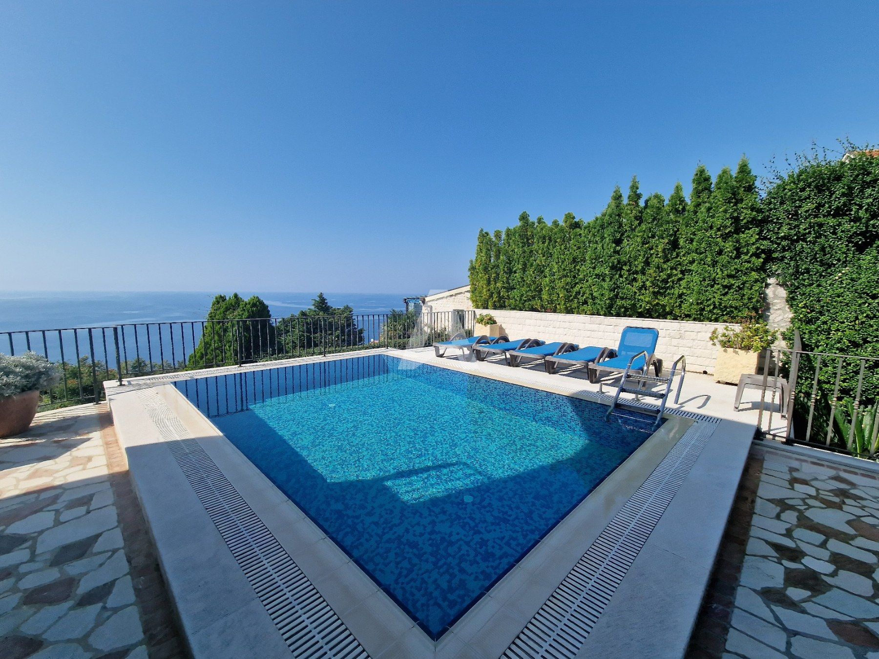 amforaproperty.com/Luksuzna vila sa bazenom i pogledom na more u Rezevicima