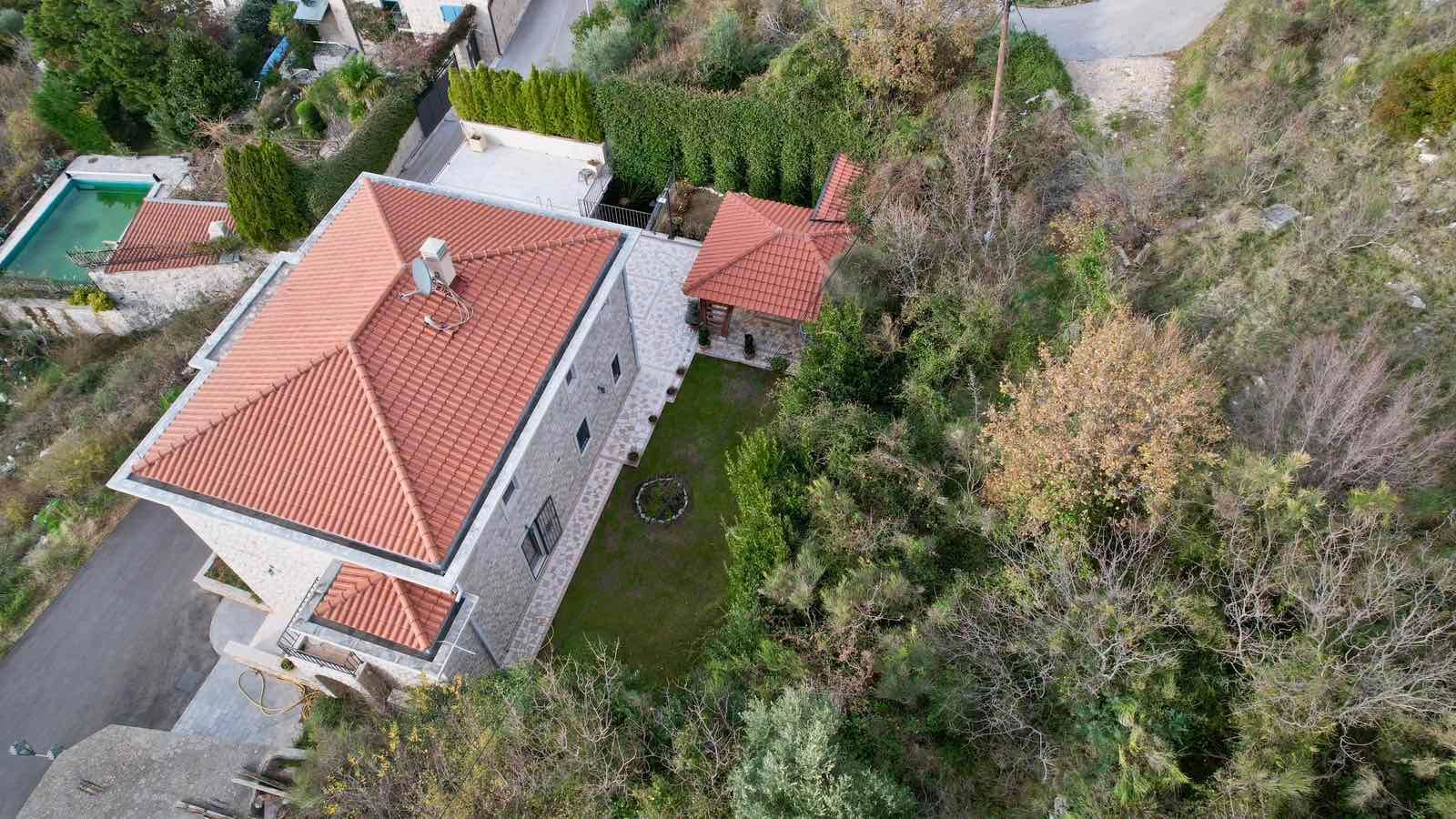 amforaproperty.com/Luksuzna vila sa bazenom i pogledom na more u Rezevicima