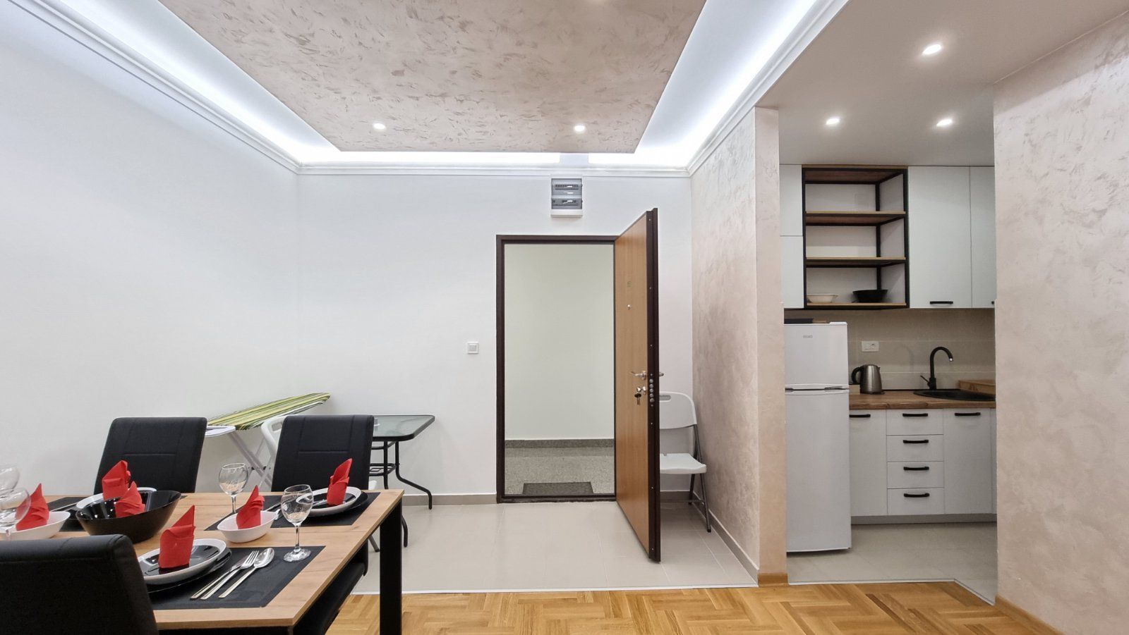 Izdaje se jednosoban luksuzan stan na autobuskoj stanici u Budvi ( NA DUZI PERIOD) - Amfora Real Estate