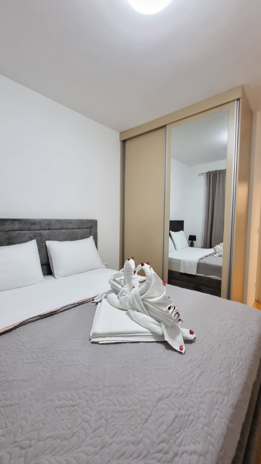 Izdaje se jednosoban luksuzan stan na autobuskoj stanici u Budvi ( NA DUZI PERIOD) - Amfora Real Estate