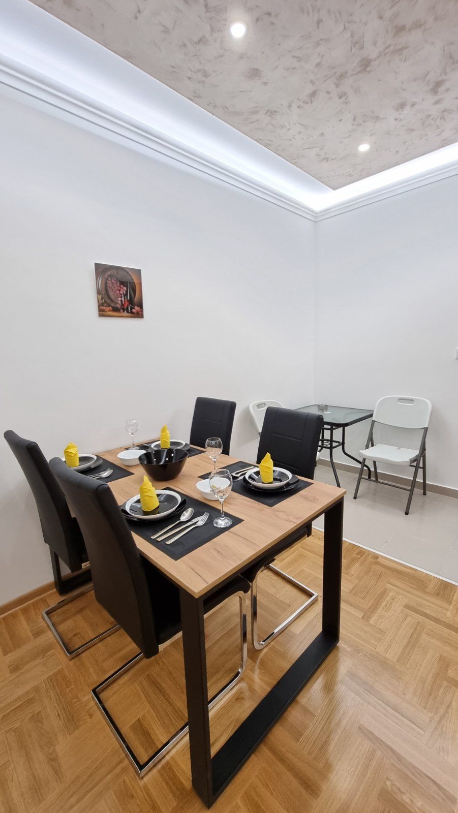 Izdaje se jednosoban luksuzan stan na autobuskoj stanici u Budvi ( NA DUZI PERIOD) - Amfora Real Estate