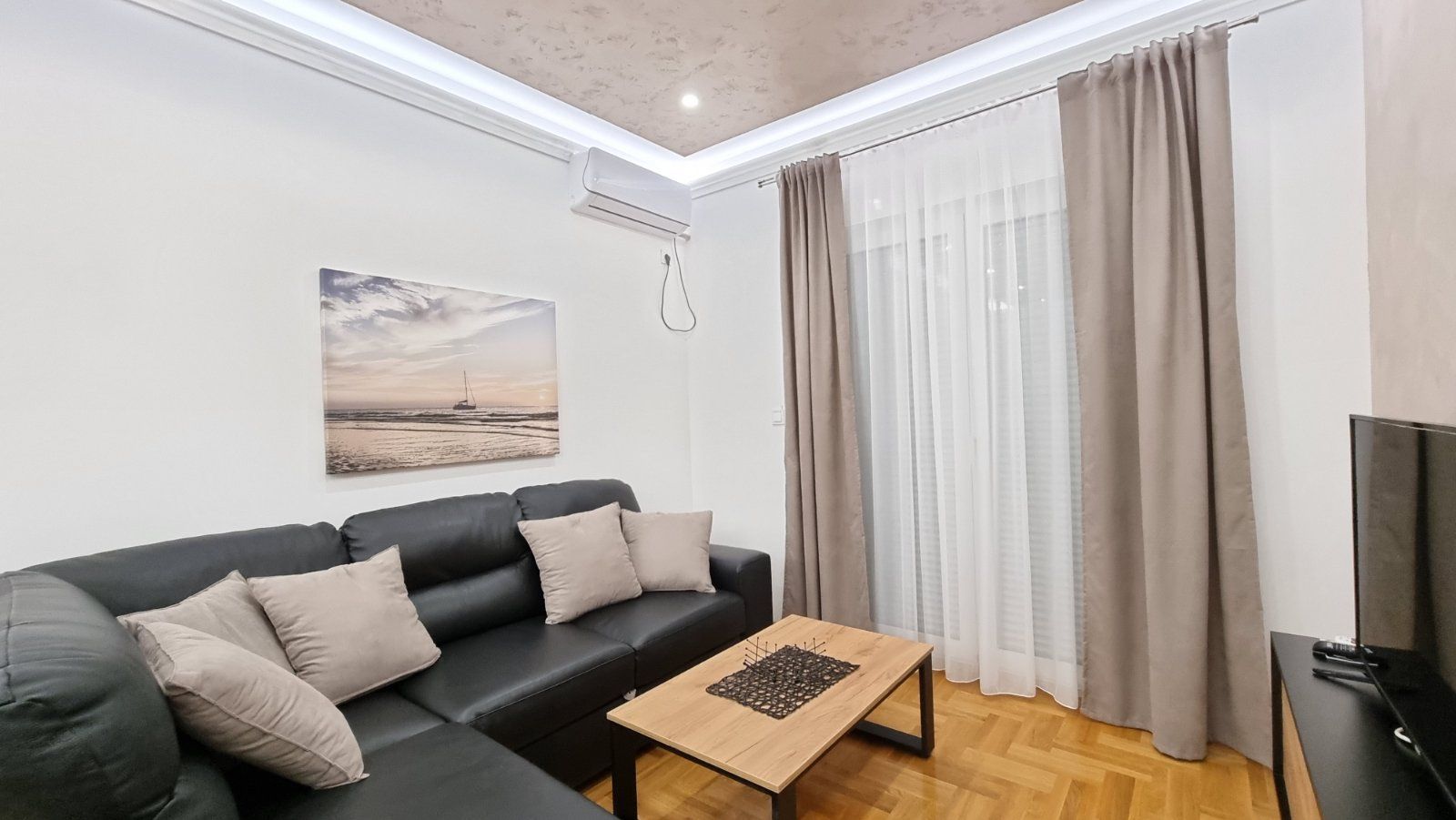 Izdaje se jednosoban luksuzan stan na autobuskoj stanici u Budvi ( NA DUZI PERIOD) - Amfora Real Estate