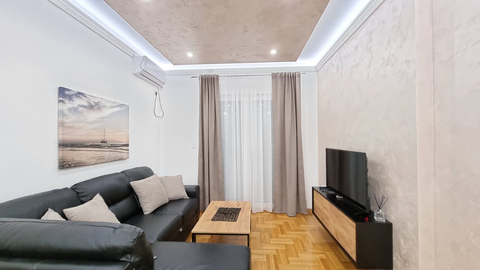 Izdaje se jednosoban luksuzan stan na autobuskoj stanici u Budvi ( NA DUZI PERIOD) - Amfora Real Estate