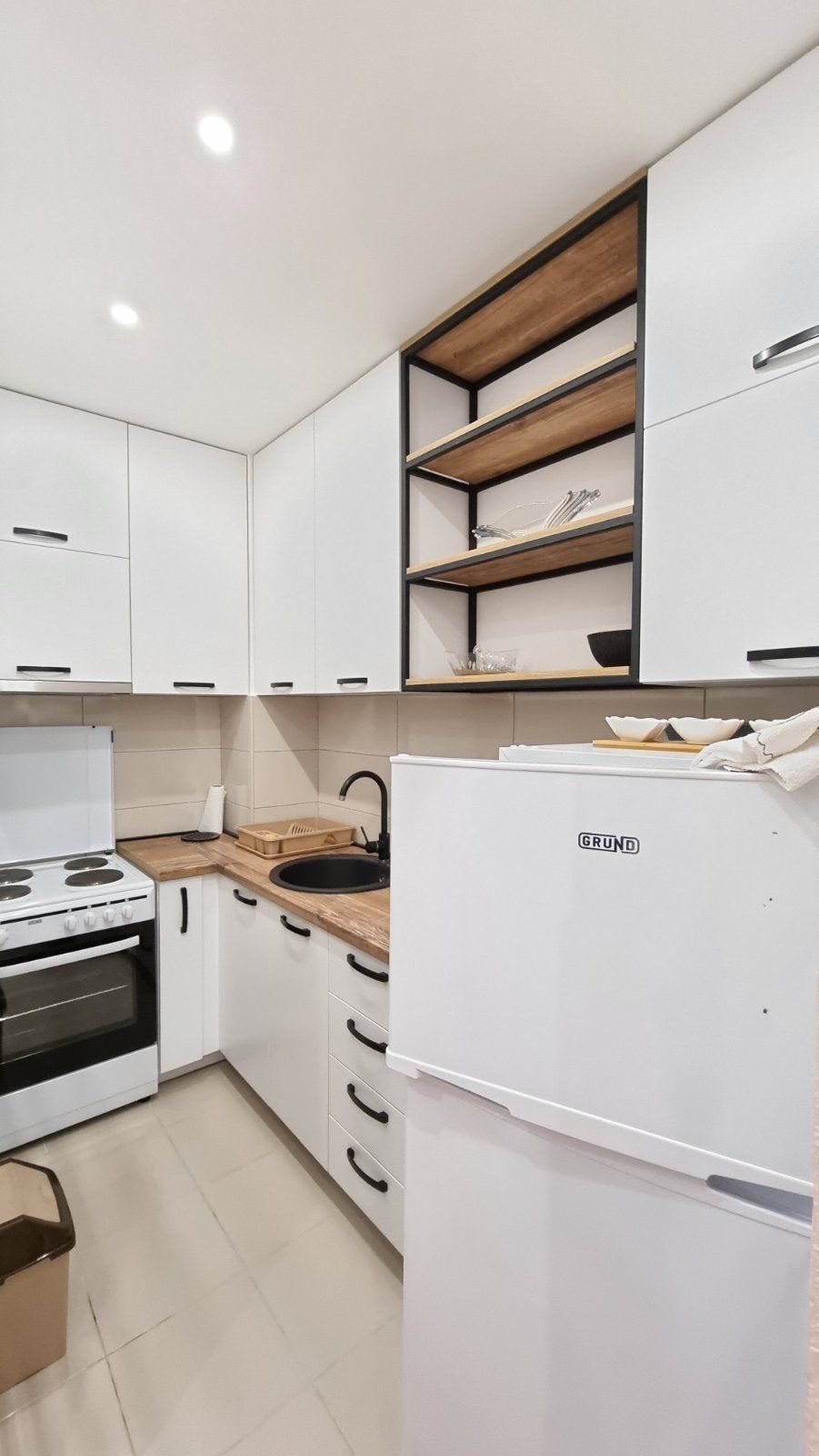 Izdaje se jednosoban luksuzan stan na autobuskoj stanici u Budvi ( NA DUZI PERIOD) - Amfora Real Estate