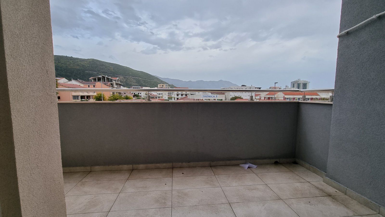 Izdaje se jednosoban luksuzan stan na autobuskoj stanici u Budvi ( NA DUZI PERIOD) - Amfora Real Estate