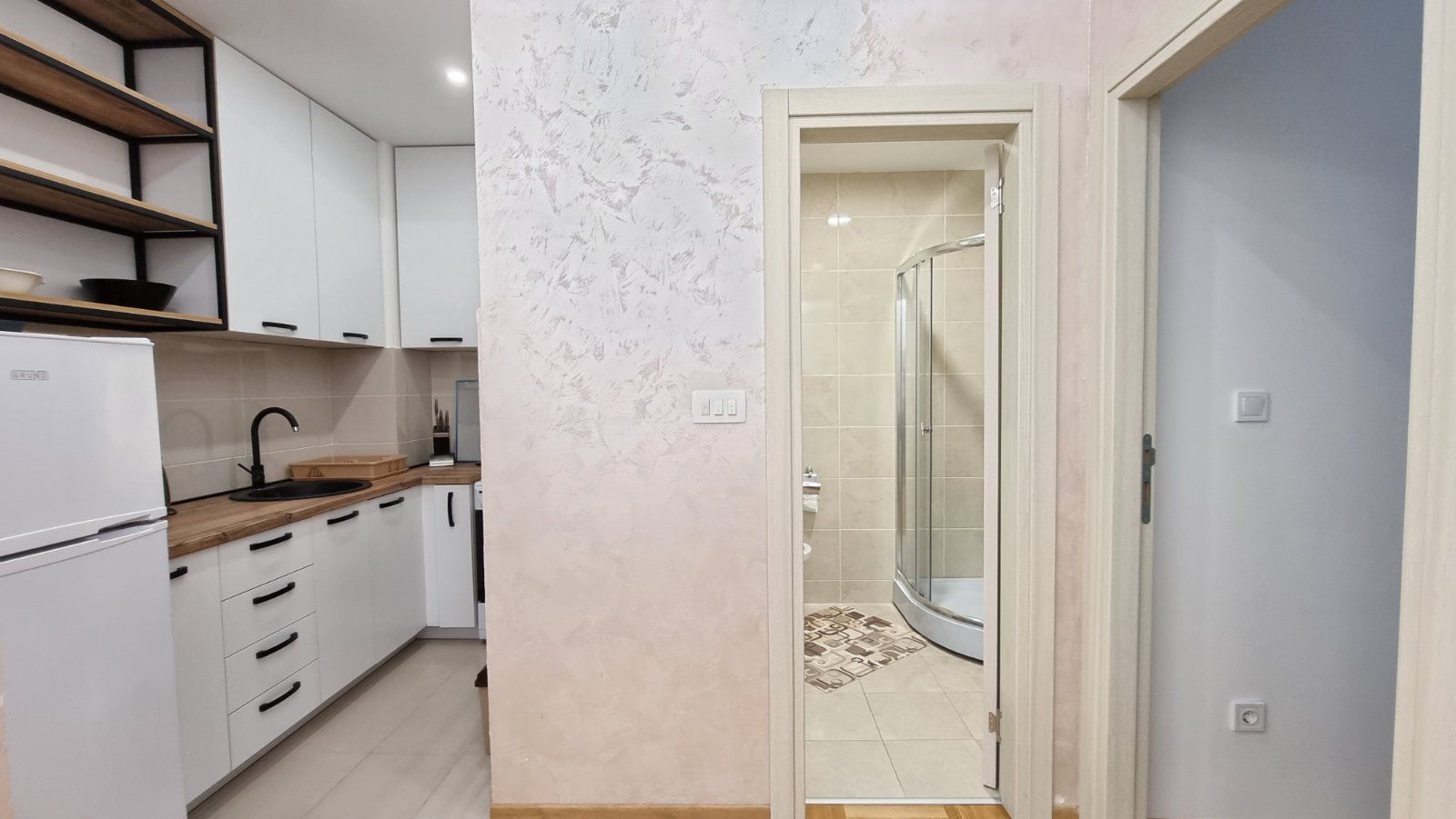 Izdaje se jednosoban luksuzan stan na autobuskoj stanici u Budvi ( NA DUZI PERIOD) - Amfora Real Estate