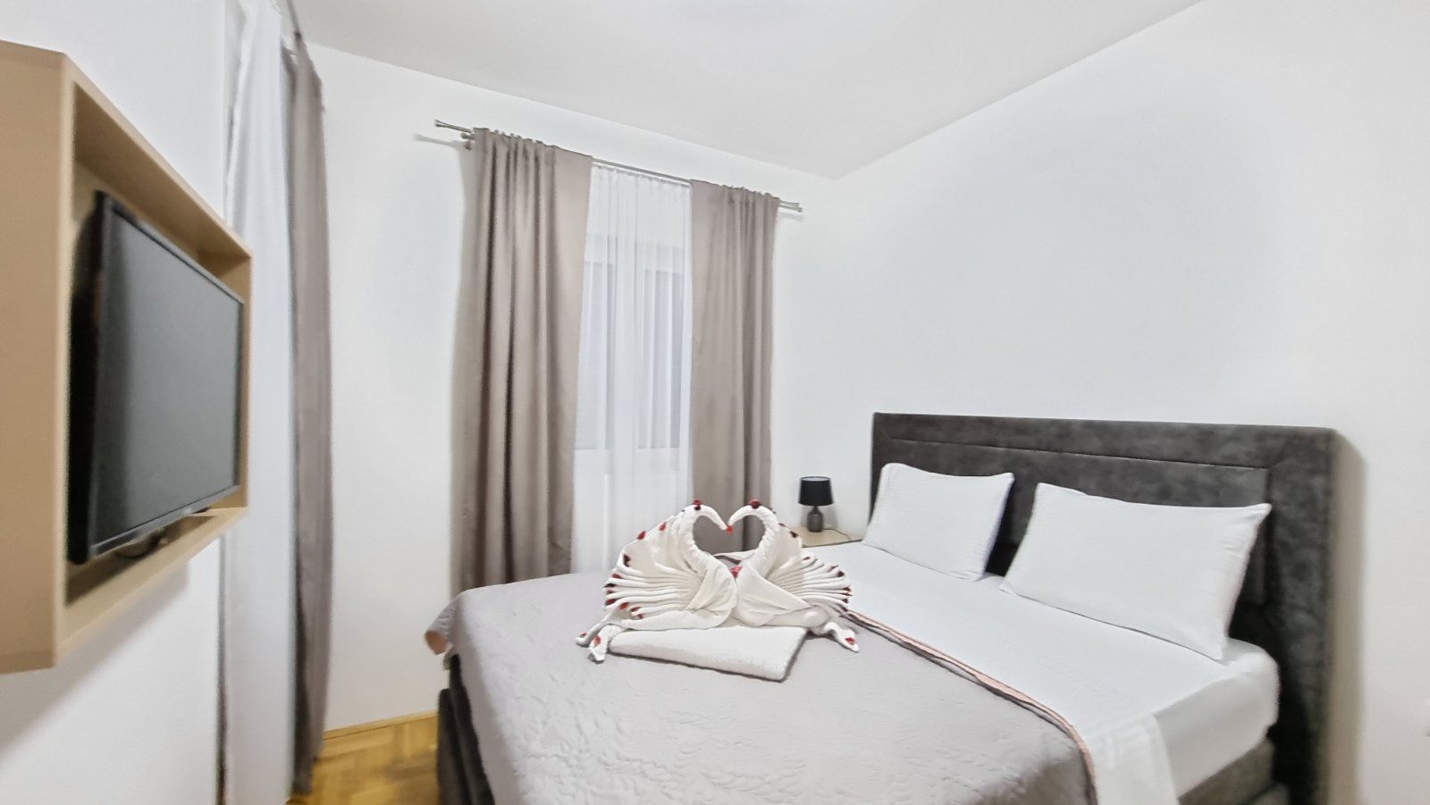 Izdaje se jednosoban luksuzan stan na autobuskoj stanici u Budvi ( NA DUZI PERIOD) - Amfora Real Estate