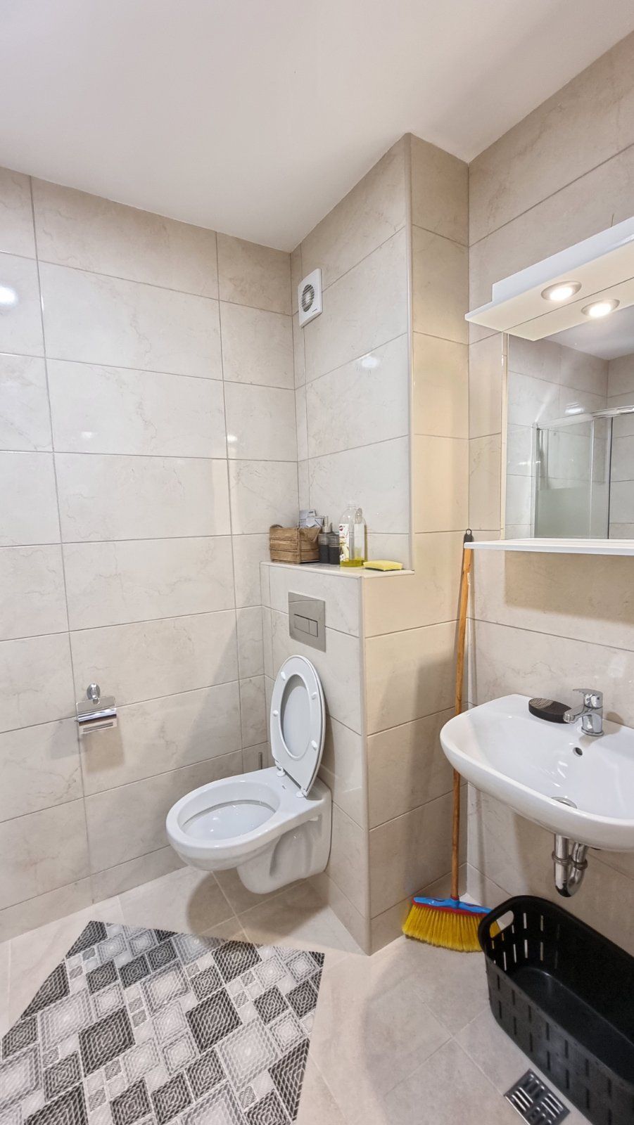 Izdaje se jednosoban luksuzan stan na autobuskoj stanici u Budvi ( NA DUZI PERIOD) - Amfora Real Estate