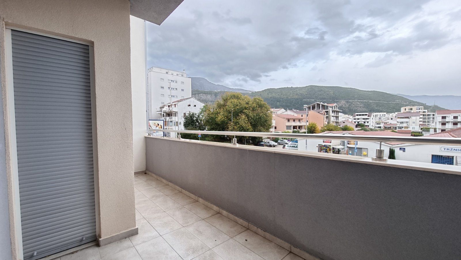 Izdaje se jednosoban luksuzan stan na autobuskoj stanici u Budvi ( NA DUZI PERIOD) - Amfora Real Estate