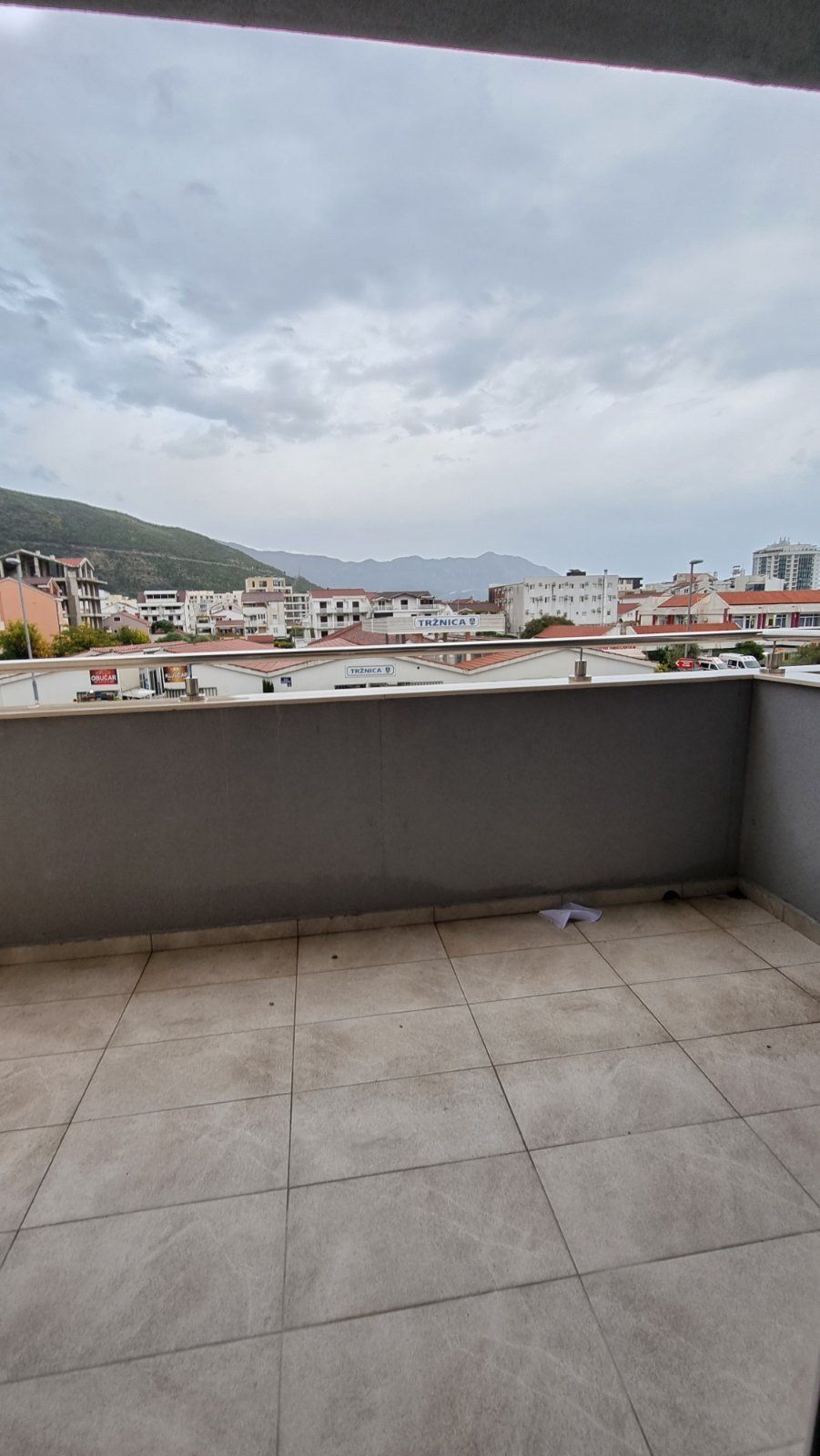 Izdaje se jednosoban luksuzan stan na autobuskoj stanici u Budvi ( NA DUZI PERIOD) - Amfora Real Estate